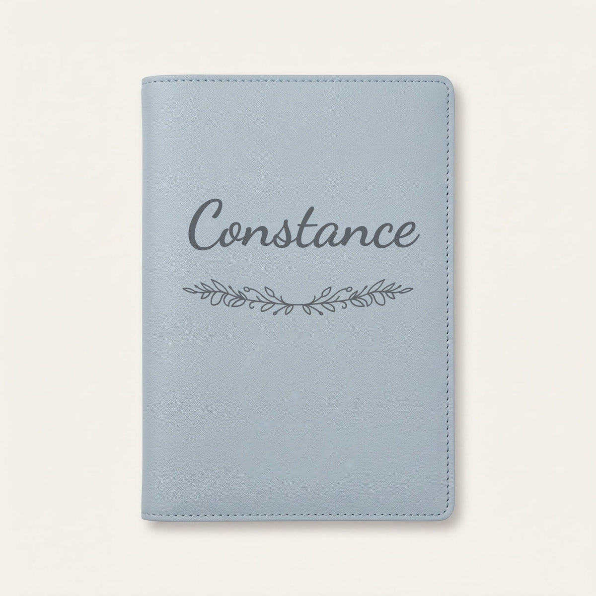 Protège carnet de santé personnalisé Constance — Bleu nuage — prénom « Constance » gravé, ornement Guirlande