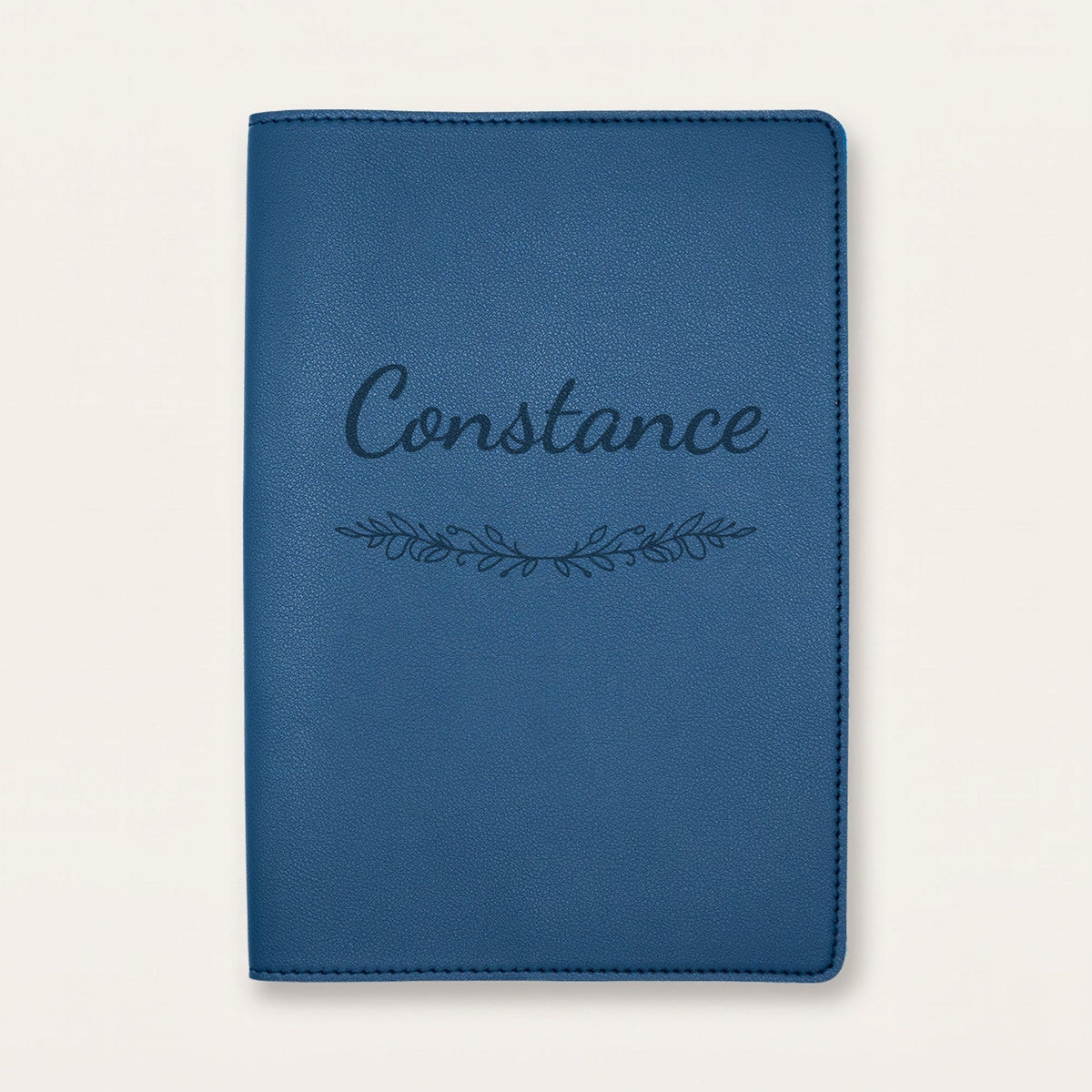 Protège carnet de santé personnalisé Constance — Bleu nuit — prénom « Constance » gravé, ornement Guirlande