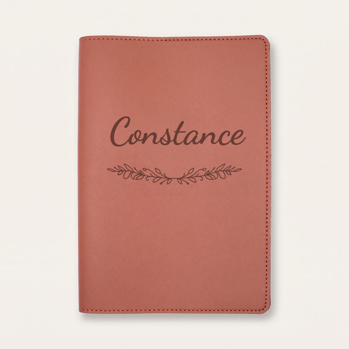 Protège carnet de santé personnalisé Constance — Chocolat — prénom « Constance » gravé, ornement Guirlande