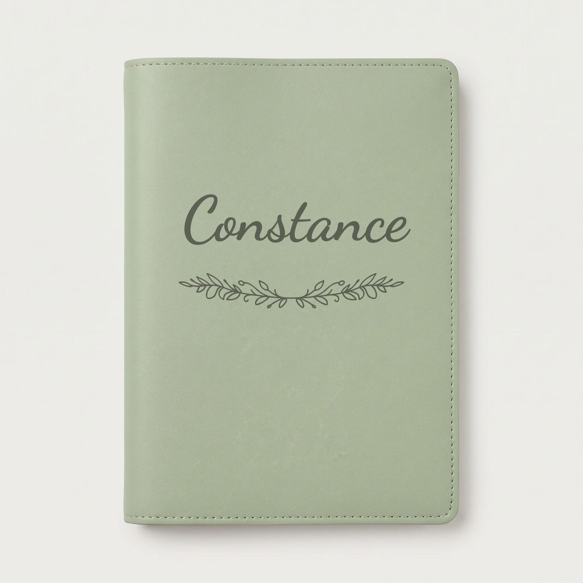 Protège carnet de santé personnalisé Constance — Vert sauge — prénom « Constance » gravé, ornement Guirlande