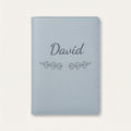 Protège carnet de santé personnalisé David — Bleu nuage — prénom « David » gravé, ornement Volutes