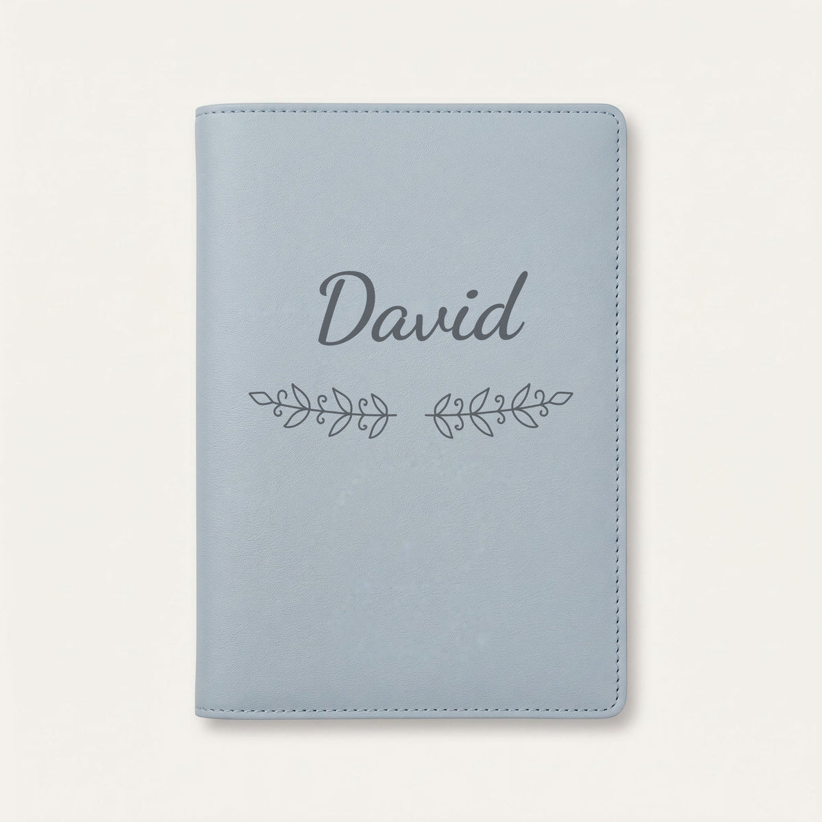 Protège carnet de santé personnalisé David — Bleu nuage — prénom « David » gravé, ornement Volutes