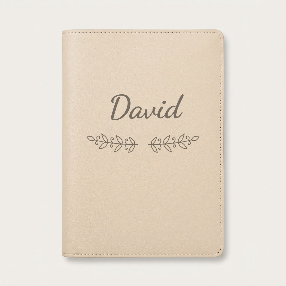 Protège carnet de santé personnalisé David — Crème vanille — prénom « David » gravé, ornement Volutes