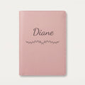 Protège carnet de santé personnalisé Diane — Rose dragée — prénom « Diane » gravé, ornement Liane