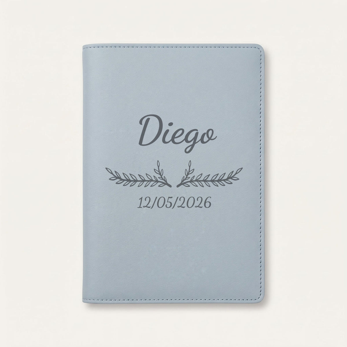 Protège carnet de santé personnalisé Diego — Bleu nuage — prénom « Diego », ornement Bouquet et date de naissance « 12/05/2026 » gravés