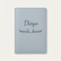 Protège carnet de santé personnalisé Diego — Bleu nuage — prénom « Diego » gravé, ornement Bouquet