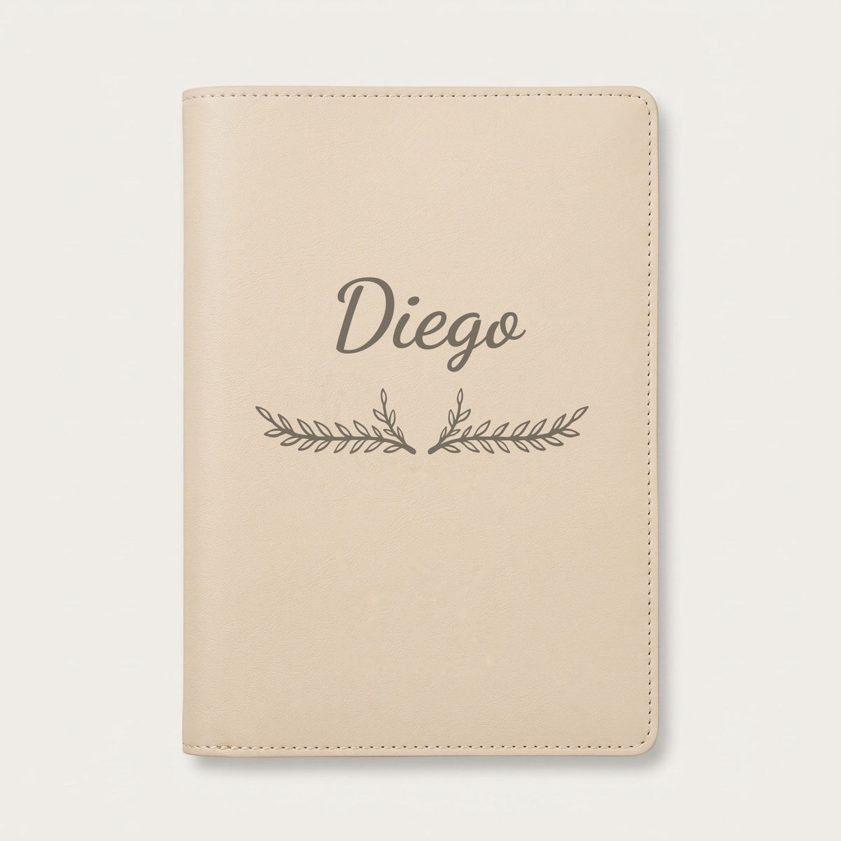 Protège carnet de santé personnalisé Diego — Crème vanille — prénom « Diego » gravé, ornement Bouquet