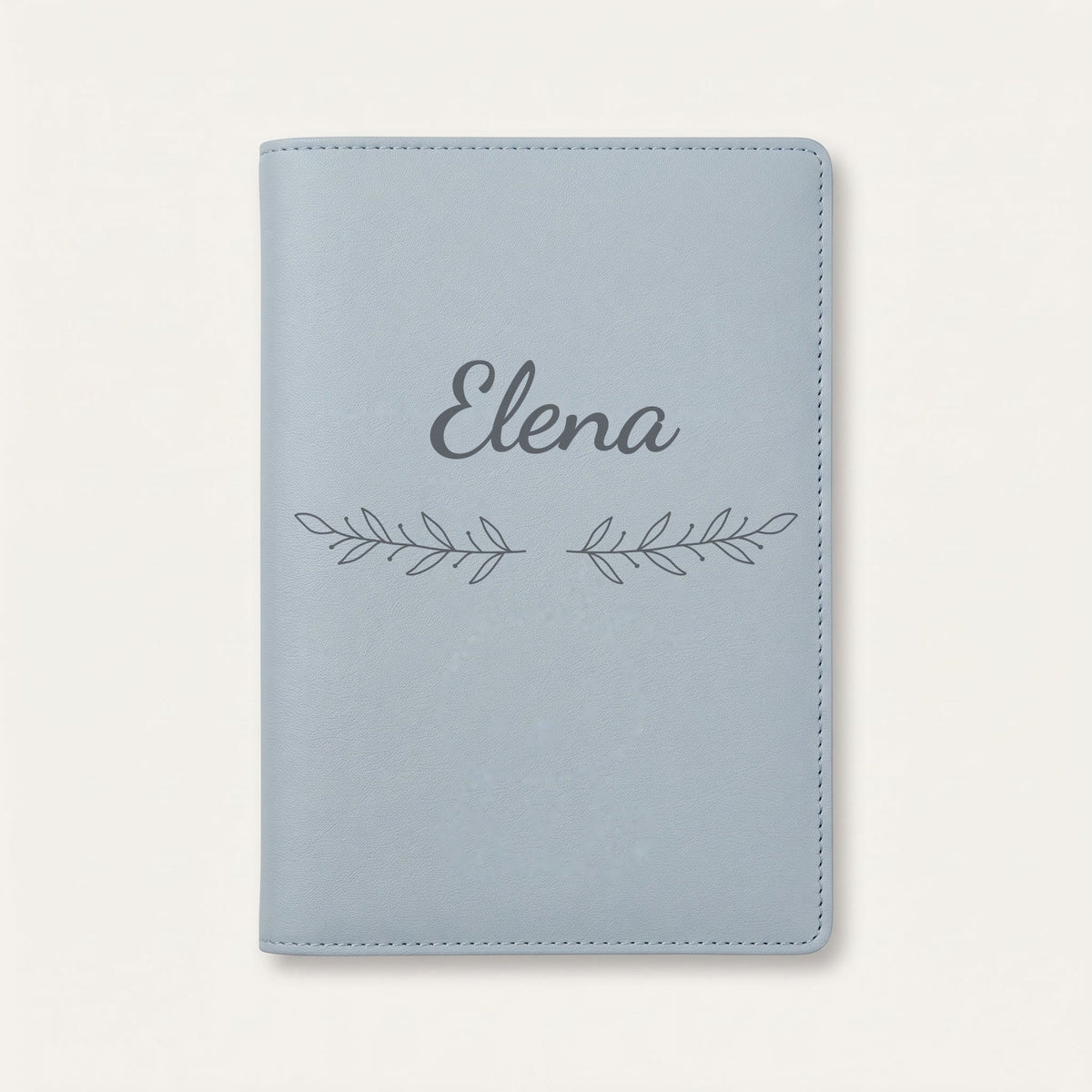 Protège carnet de santé personnalisé Elena — Bleu nuage — prénom « Elena » gravé, ornement Rameaux