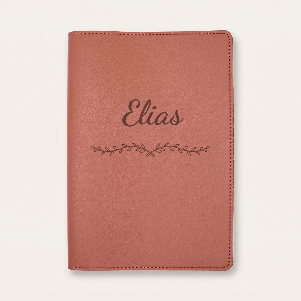 Protège carnet de santé personnalisé Elias — Chocolat — prénom « Elias » gravé, ornement Liane
