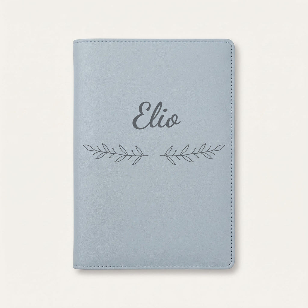 Protège carnet de santé personnalisé Elio — Bleu nuage — prénom « Elio » gravé, ornement Rameaux