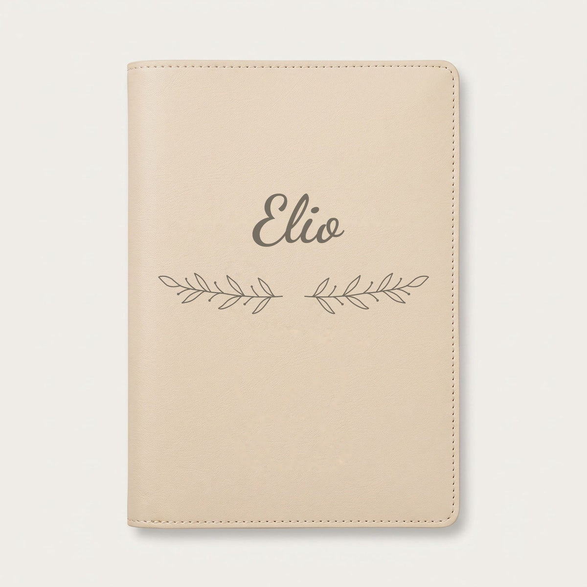 Protège carnet de santé personnalisé Elio — Crème vanille — prénom « Elio » gravé, ornement Rameaux