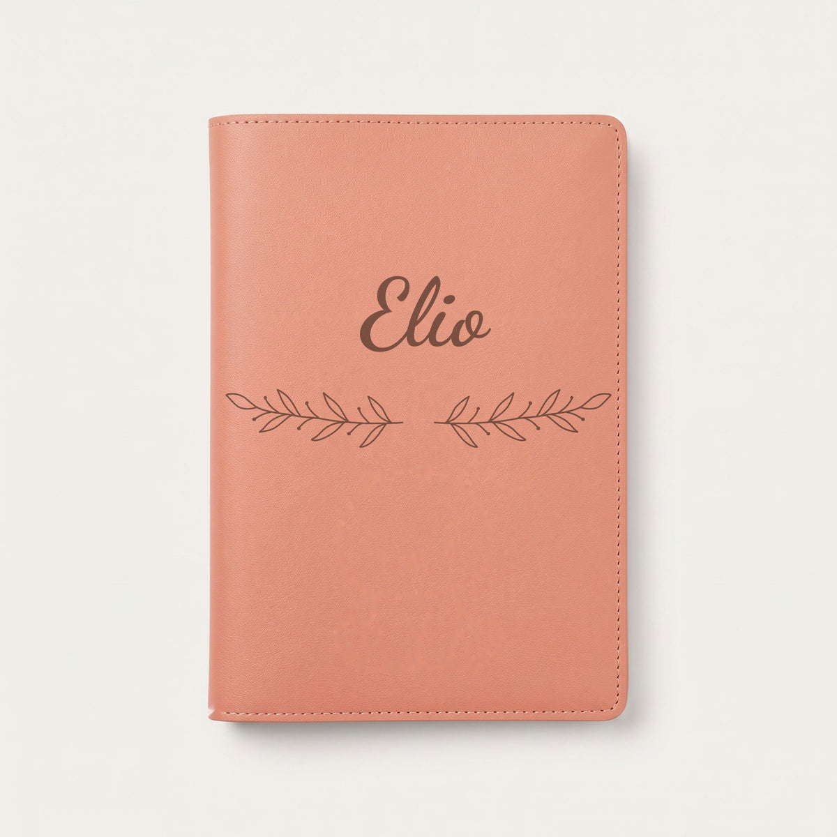 Protège carnet de santé personnalisé Elio — Terracotta — prénom « Elio » gravé, ornement Rameaux