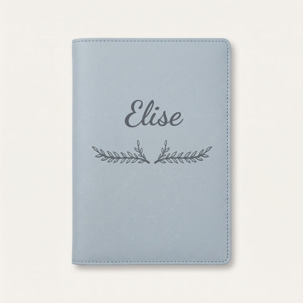 Protège carnet de santé personnalisé Elise — Bleu nuage — prénom « Elise » gravé, ornement Bouquet
