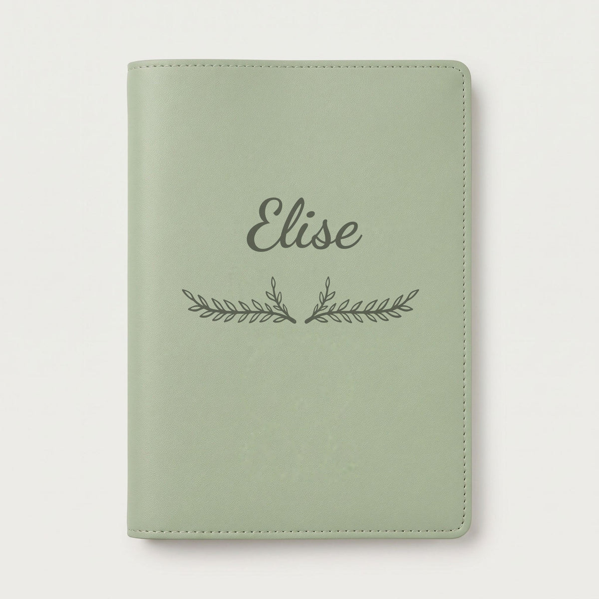 Protège carnet de santé personnalisé Elise — Vert sauge — prénom « Elise » gravé, ornement Bouquet
