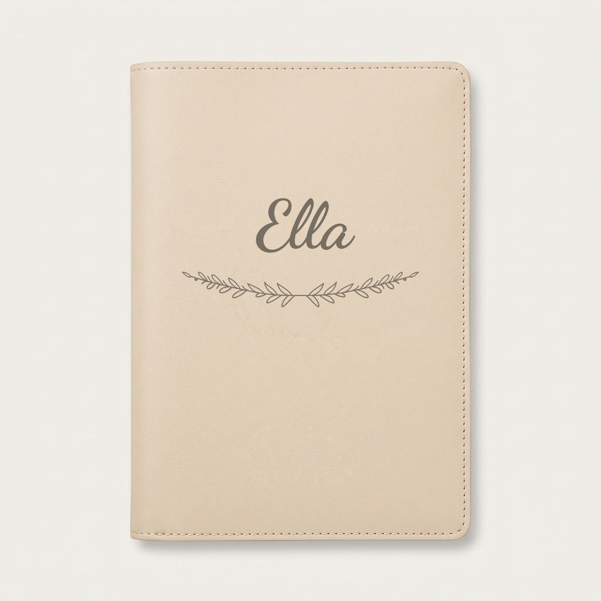 Protège carnet de santé personnalisé Ella — Crème vanille — prénom « Ella » gravé, ornement Brindilles