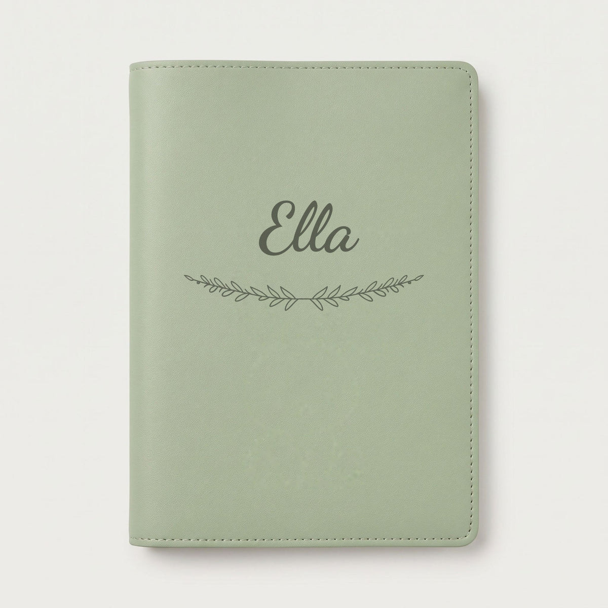 Protège carnet de santé personnalisé Ella — Vert sauge — prénom « Ella » gravé, ornement Brindilles