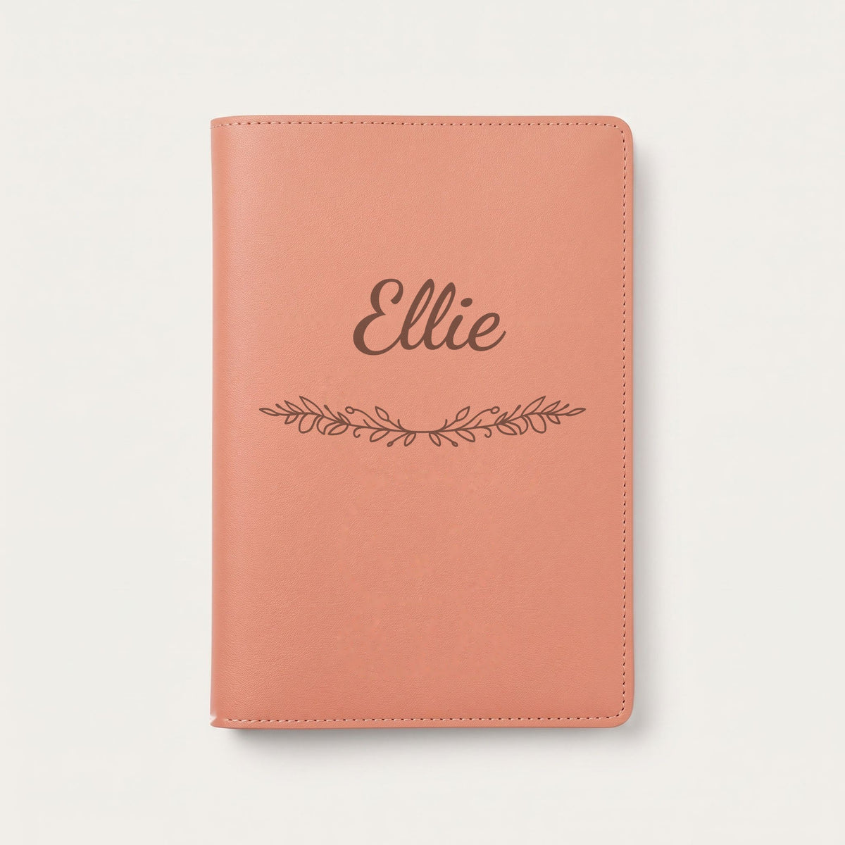 Protège carnet de santé personnalisé Ellie — Terracotta — prénom « Ellie » gravé, ornement Guirlande