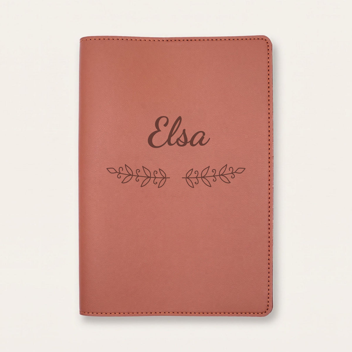 Protège carnet de santé personnalisé Elsa — Chocolat — prénom « Elsa » gravé, ornement Volutes