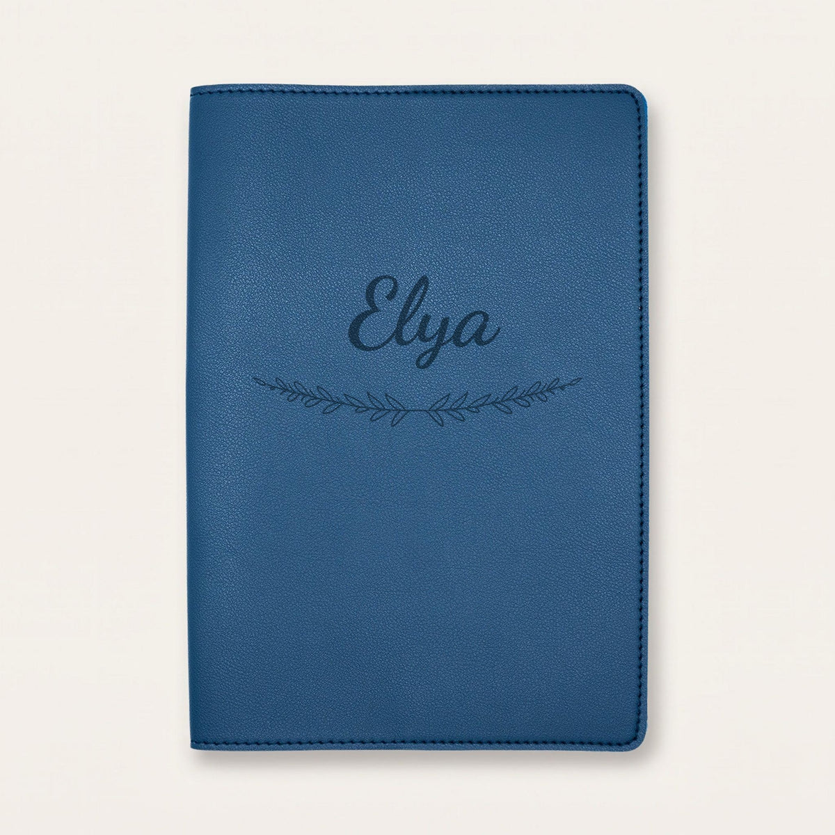 Protège carnet de santé personnalisé Elya — Bleu nuit — prénom « Elya » gravé, ornement Brindilles