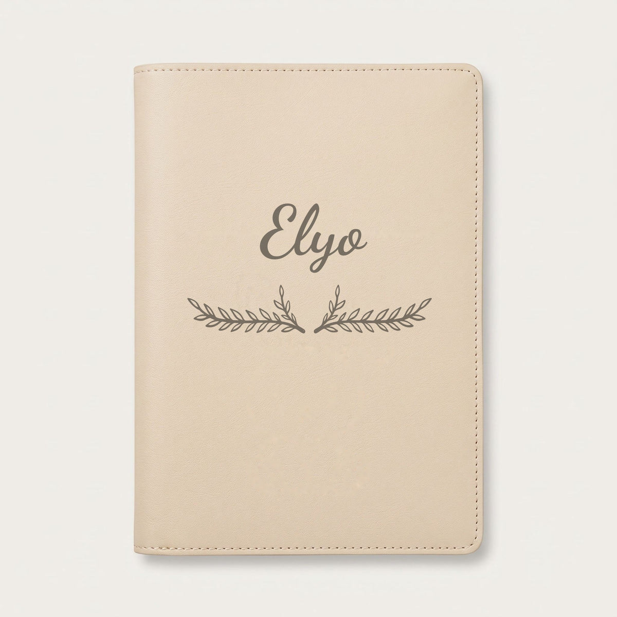 Protège carnet de santé personnalisé Elyo — Crème vanille — prénom « Elyo » gravé, ornement Bouquet