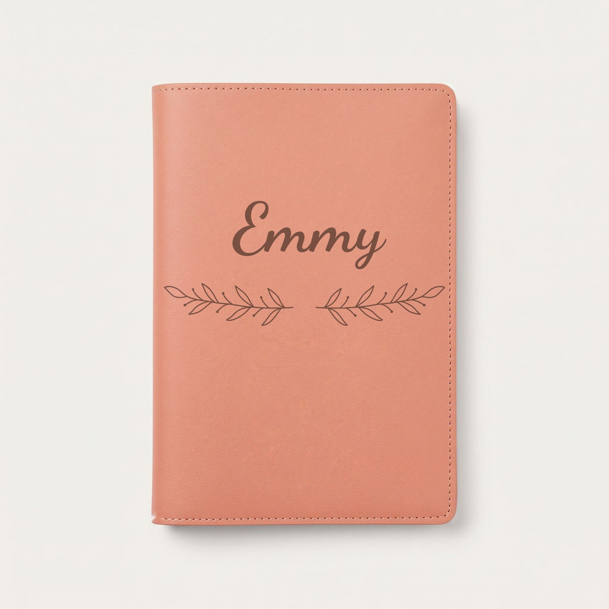 Protège carnet de santé personnalisé Emmy — Terracotta — prénom « Emmy » gravé, ornement Rameaux