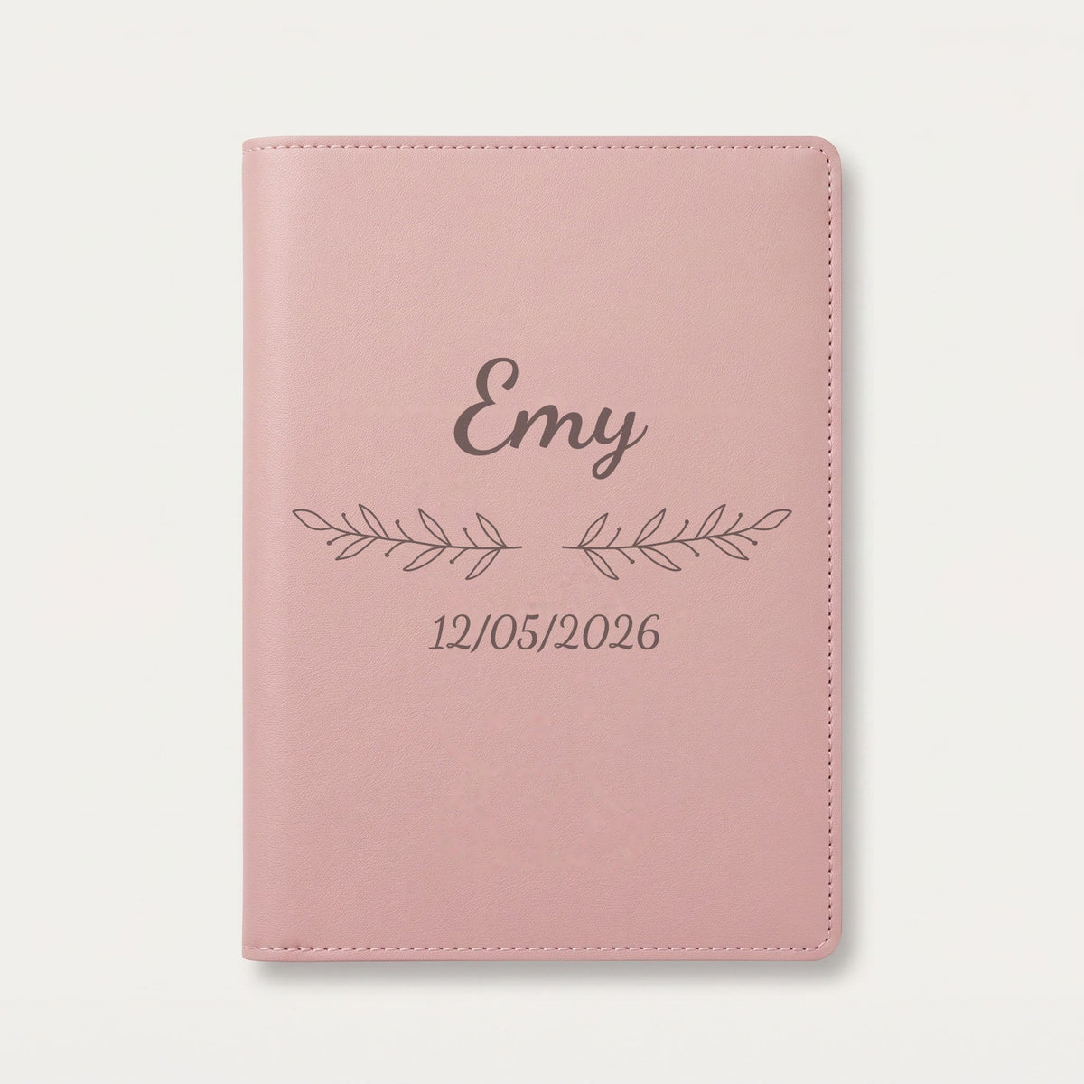 Protège carnet de santé personnalisé Emy — Rose dragée — prénom « Emy », ornement Rameaux et date de naissance « 12/05/2026 » gravés