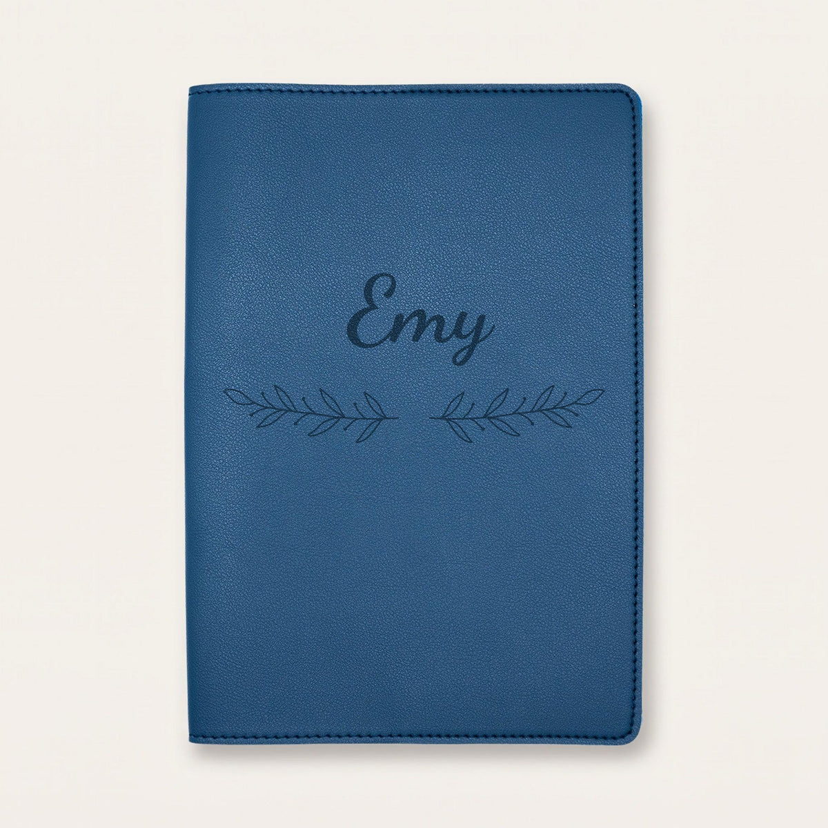 Protège carnet de santé personnalisé Emy — Bleu nuit — prénom « Emy » gravé, ornement Rameaux