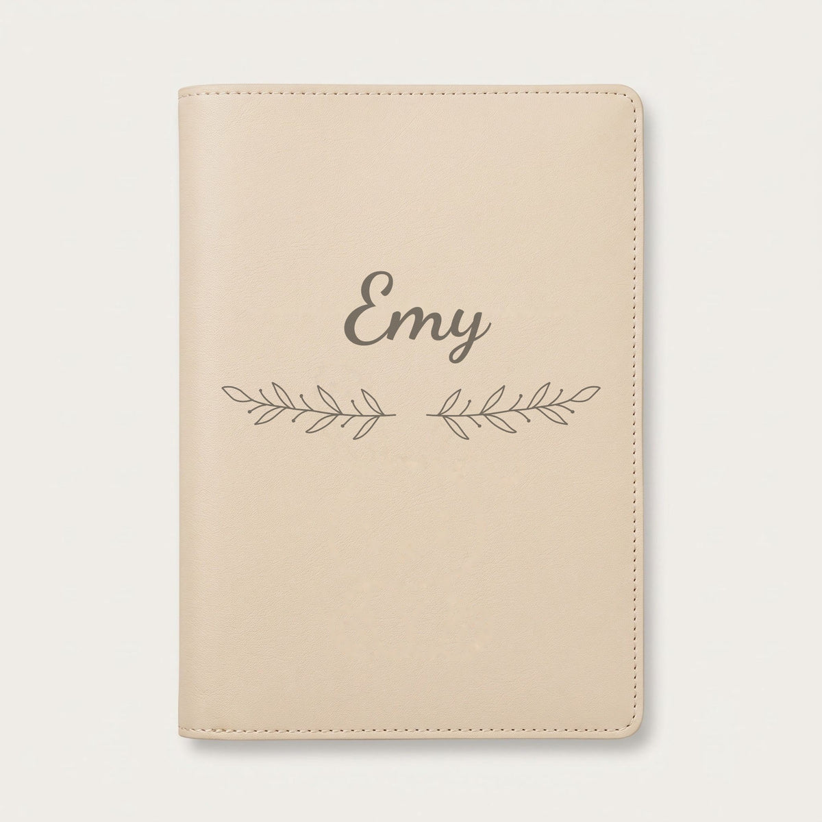 Protège carnet de santé personnalisé Emy — Crème vanille — prénom « Emy » gravé, ornement Rameaux