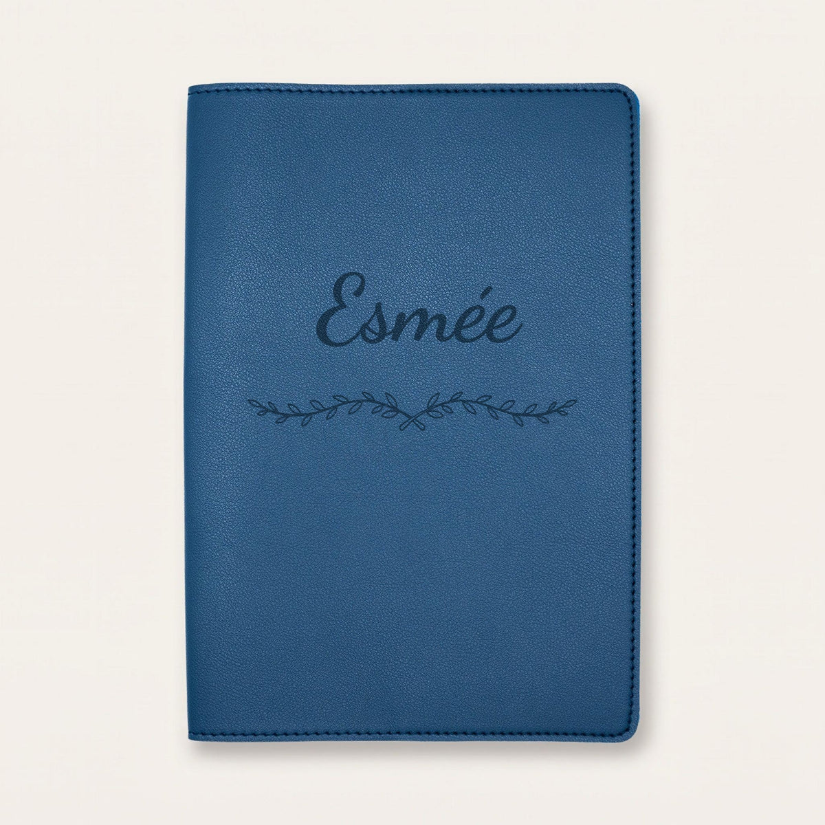 Protège carnet de santé personnalisé Esmée — Bleu nuit — prénom « Esmée » gravé, ornement Liane
