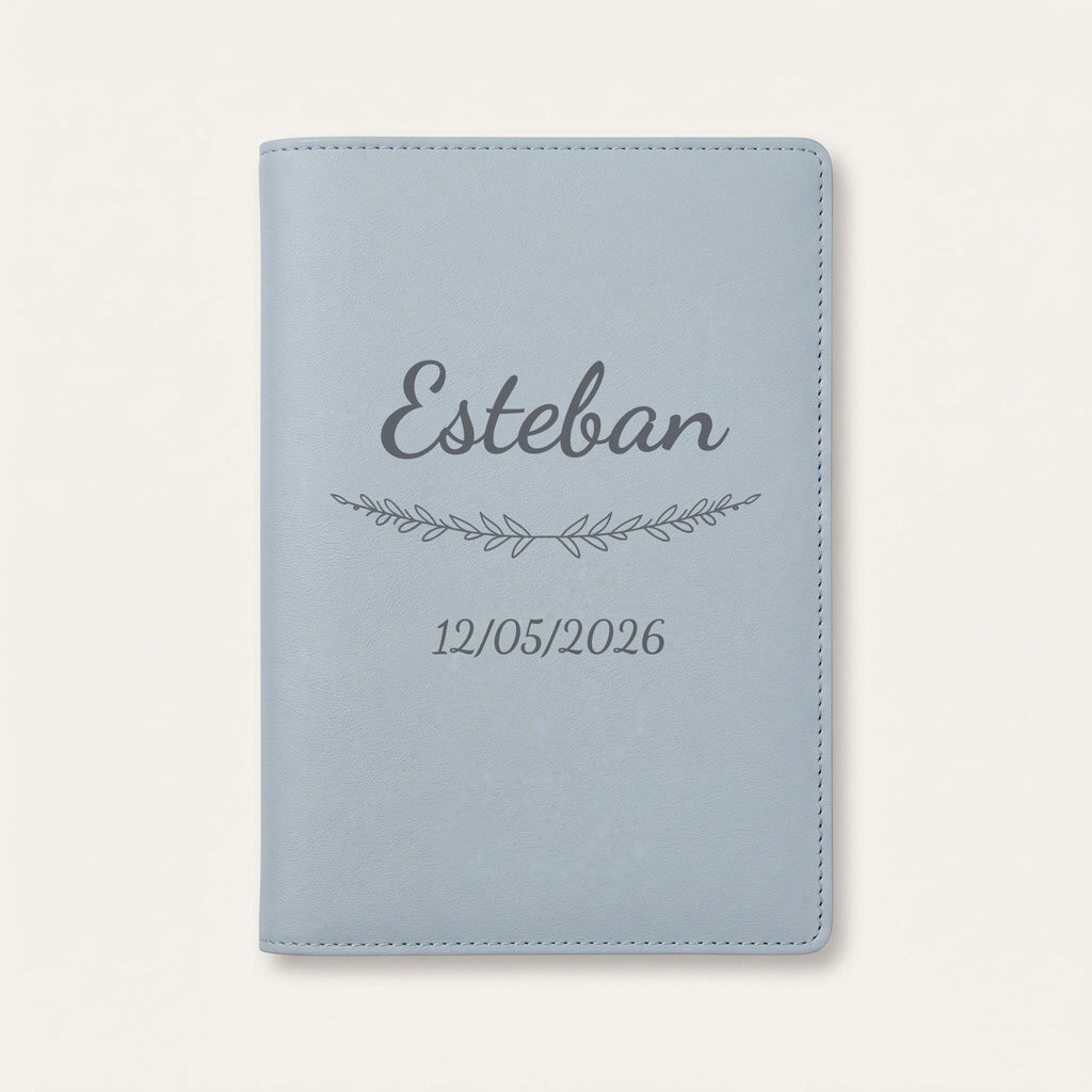 Protège carnet de santé personnalisé Esteban — Bleu nuage — prénom « Esteban », ornement Brindilles et date de naissance « 12/05/2026 » gravés