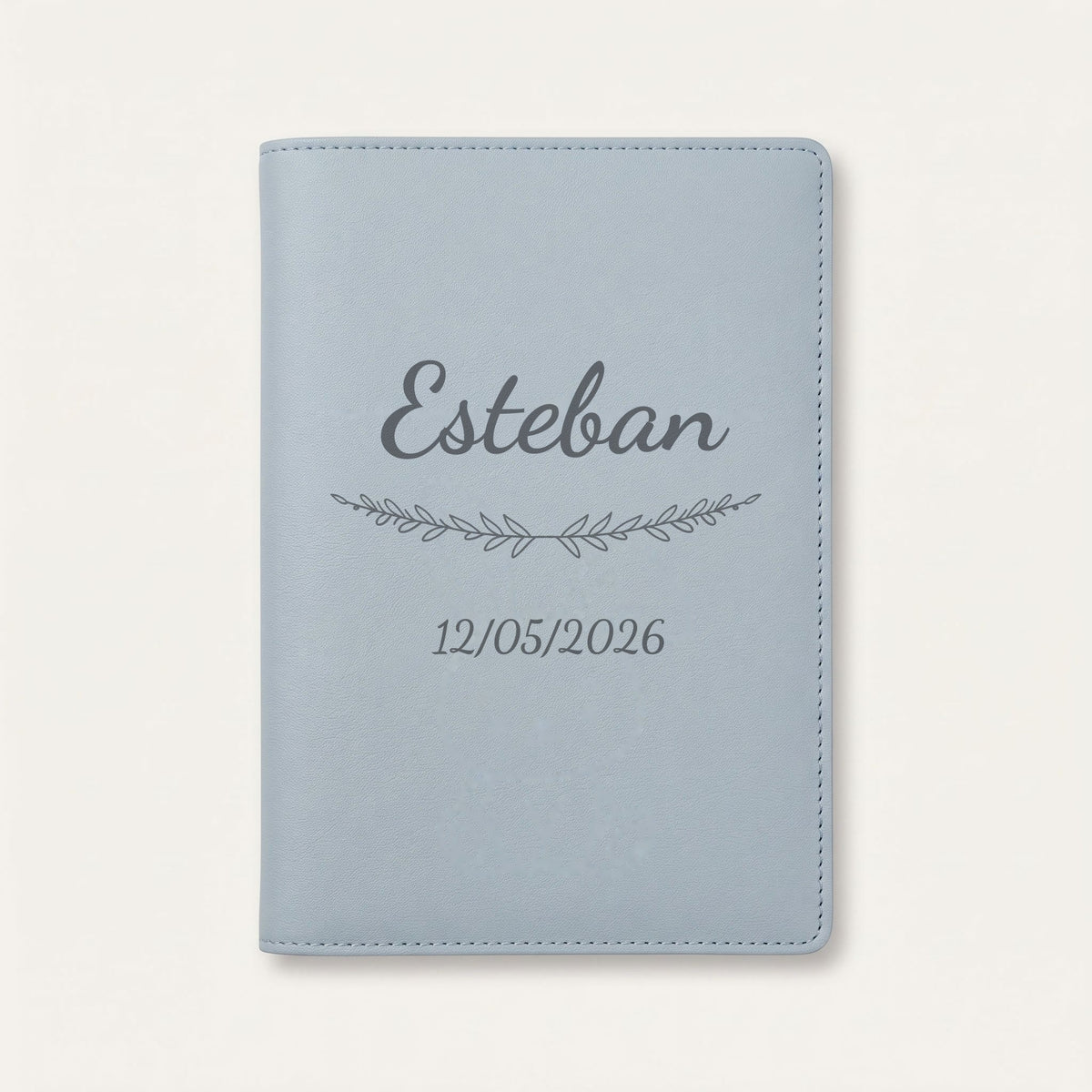 Protège carnet de santé personnalisé Esteban — Bleu nuage — prénom « Esteban », ornement Brindilles et date de naissance « 12/05/2026 » gravés