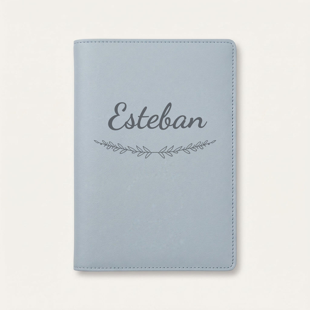 Protège carnet de santé personnalisé Esteban — Bleu nuage — prénom « Esteban » gravé, ornement Brindilles