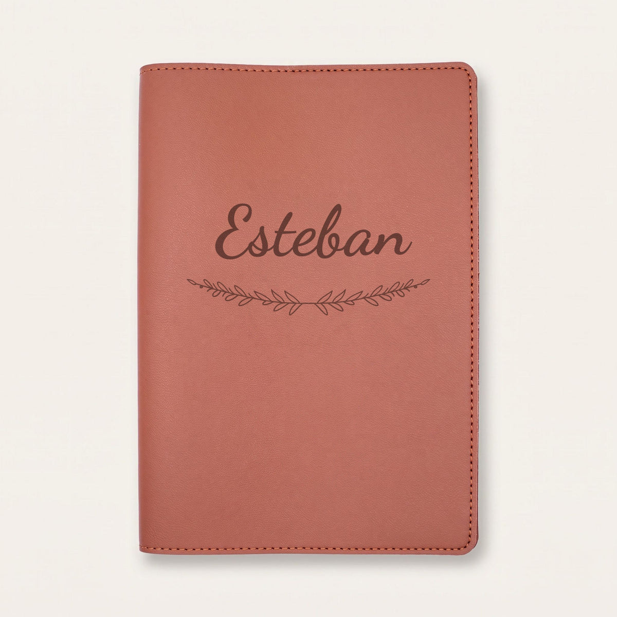 Protège carnet de santé personnalisé Esteban — Chocolat — prénom « Esteban » gravé, ornement Brindilles