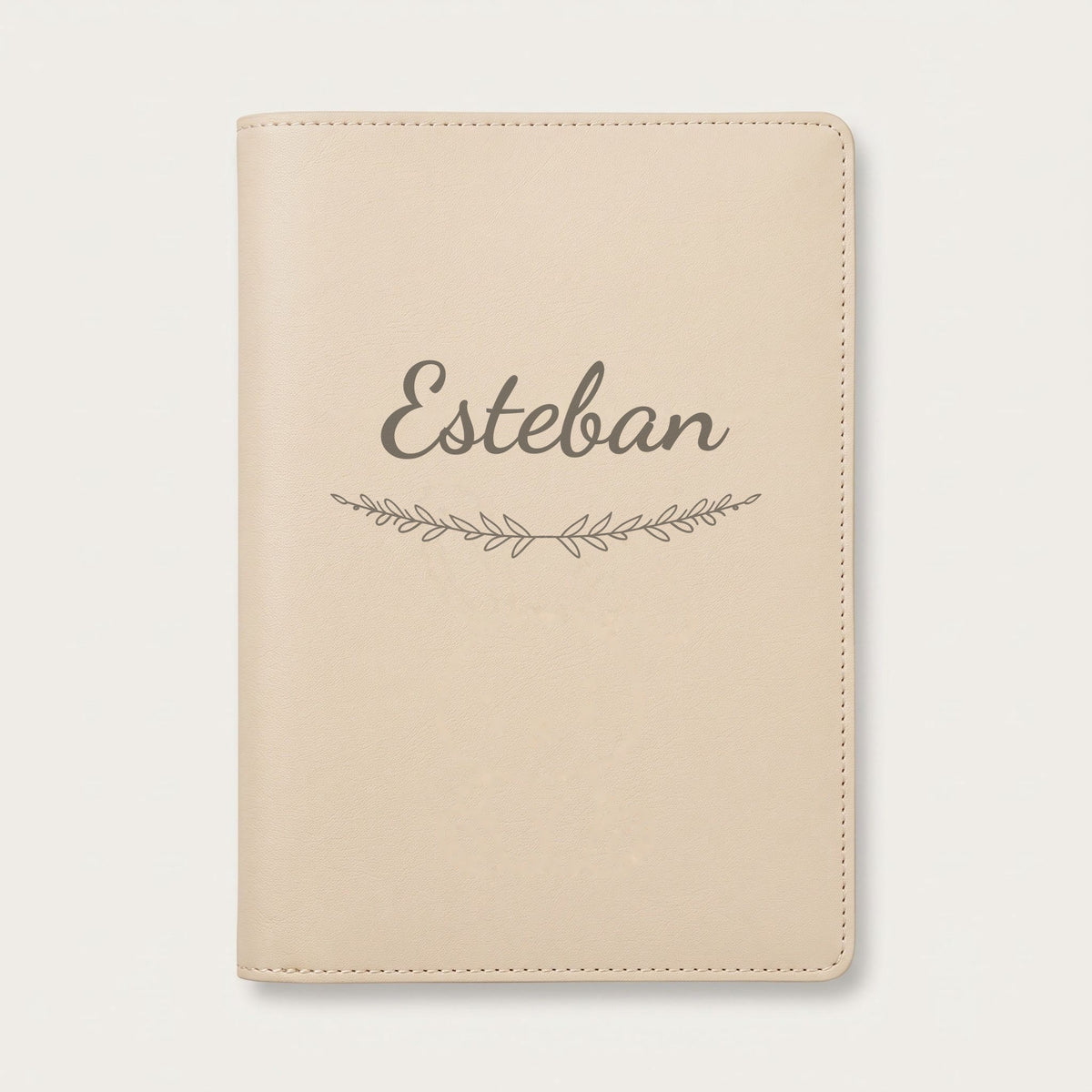 Protège carnet de santé personnalisé Esteban — Crème vanille — prénom « Esteban » gravé, ornement Brindilles