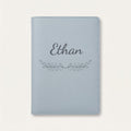 Protège carnet de santé personnalisé Ethan — Bleu nuage — prénom « Ethan » gravé, ornement Feuillage