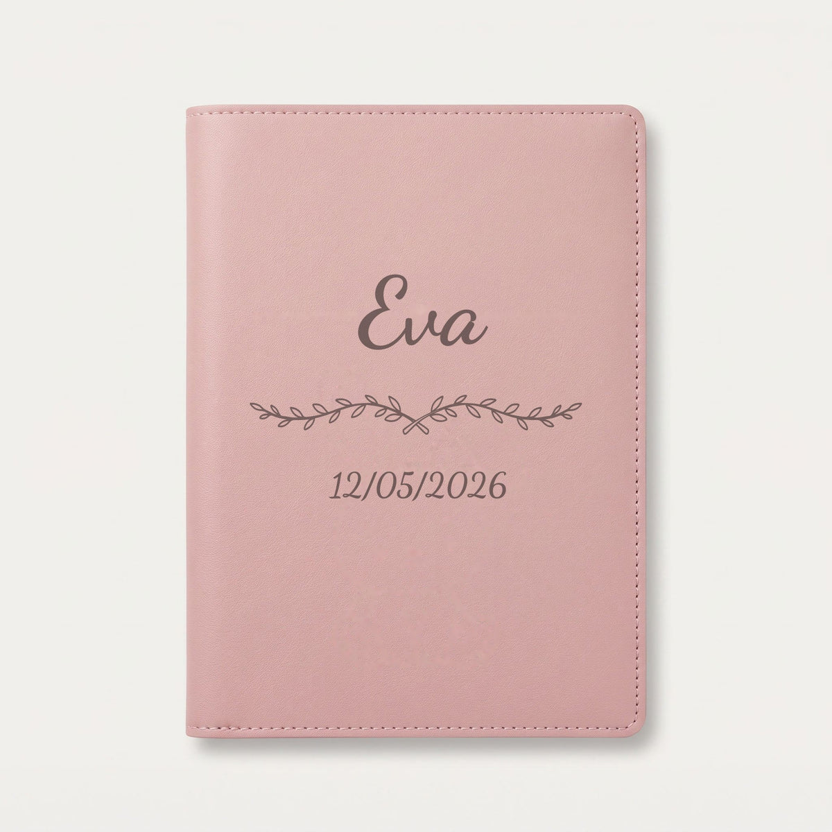 Protège carnet de santé personnalisé Eva — Rose dragée — prénom « Eva », ornement Liane et date de naissance « 12/05/2026 » gravés