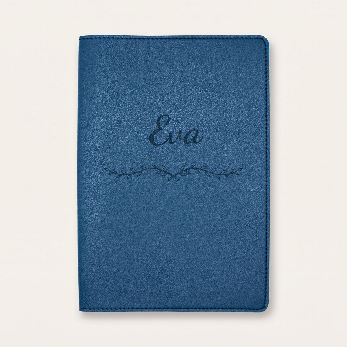 Protège carnet de santé personnalisé Eva — Bleu nuit — prénom « Eva » gravé, ornement Liane