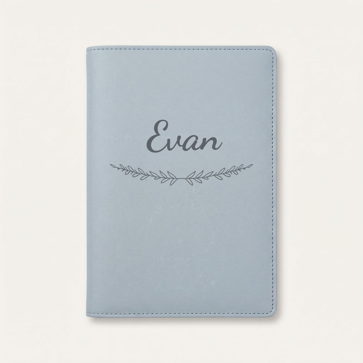 Protège carnet de santé personnalisé Evan — Bleu nuage — prénom « Evan » gravé, ornement Brindilles