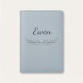 Protège carnet de santé personnalisé Ewen — Bleu nuage — prénom « Ewen » gravé, ornement Feuillage