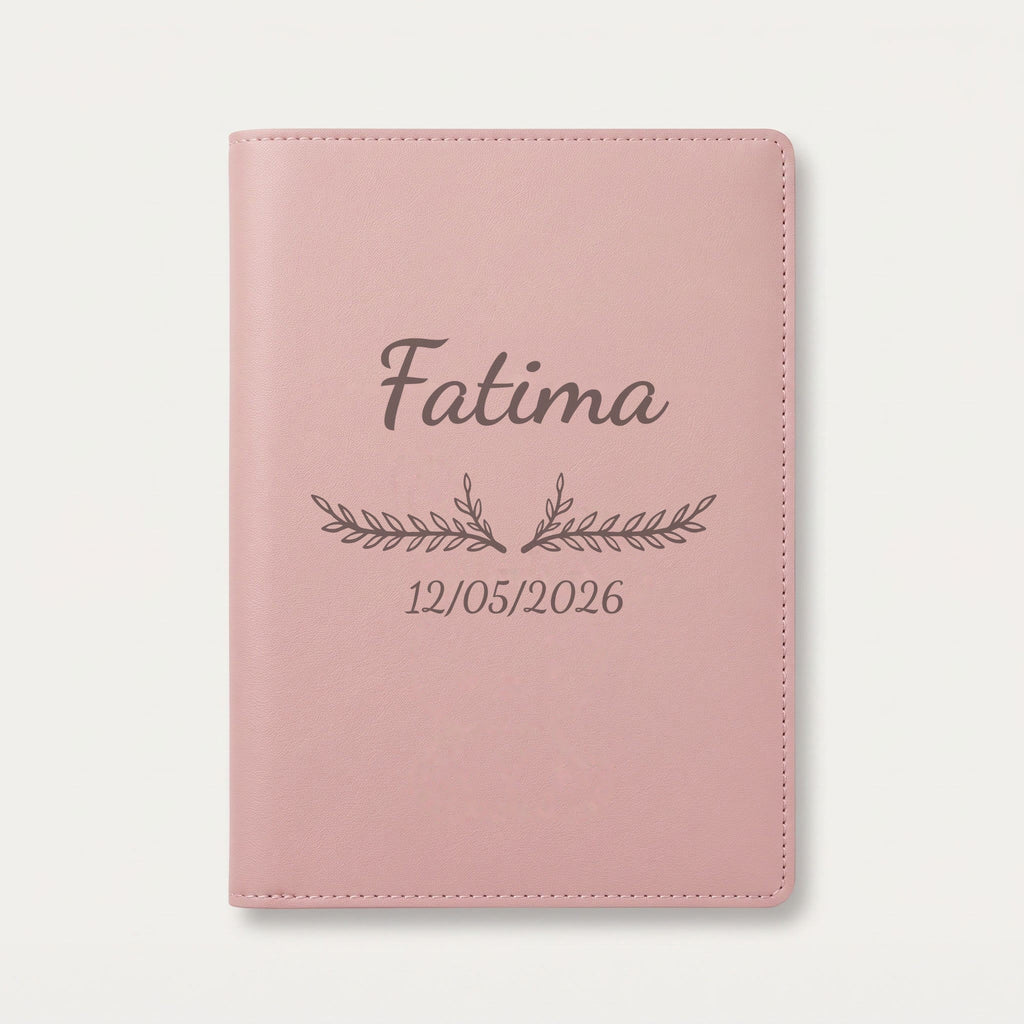 Protège carnet de santé personnalisé Fatima — Rose dragée — prénom « Fatima », ornement Bouquet et date de naissance « 12/05/2026 » gravés