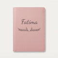 Protège carnet de santé personnalisé Fatima — Rose dragée — prénom « Fatima » gravé, ornement Bouquet
