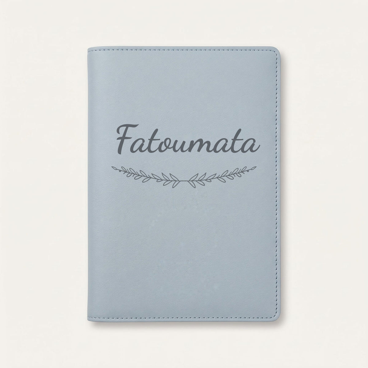 Protège carnet de santé personnalisé Fatoumata — Bleu nuage — prénom « Fatoumata » gravé, ornement Brindilles