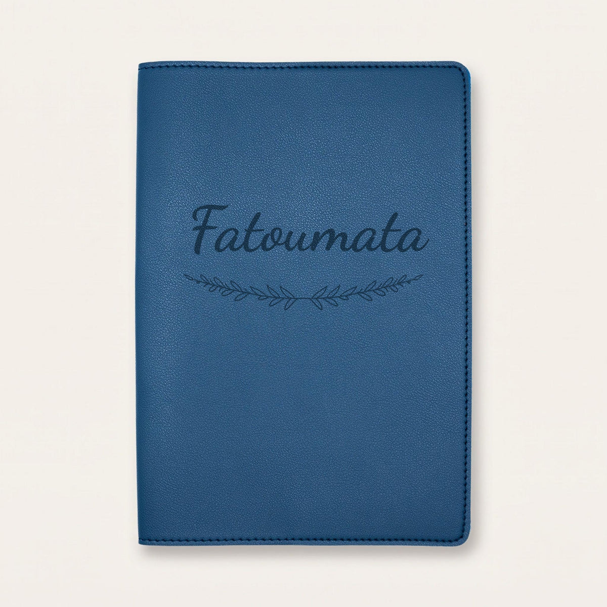 Protège carnet de santé personnalisé Fatoumata — Bleu nuit — prénom « Fatoumata » gravé, ornement Brindilles
