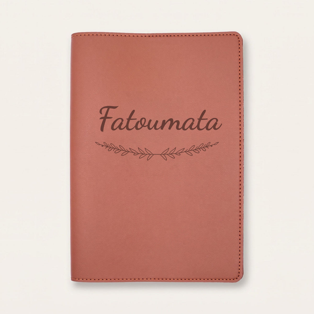 Protège carnet de santé personnalisé Fatoumata — Chocolat — prénom « Fatoumata » gravé, ornement Brindilles