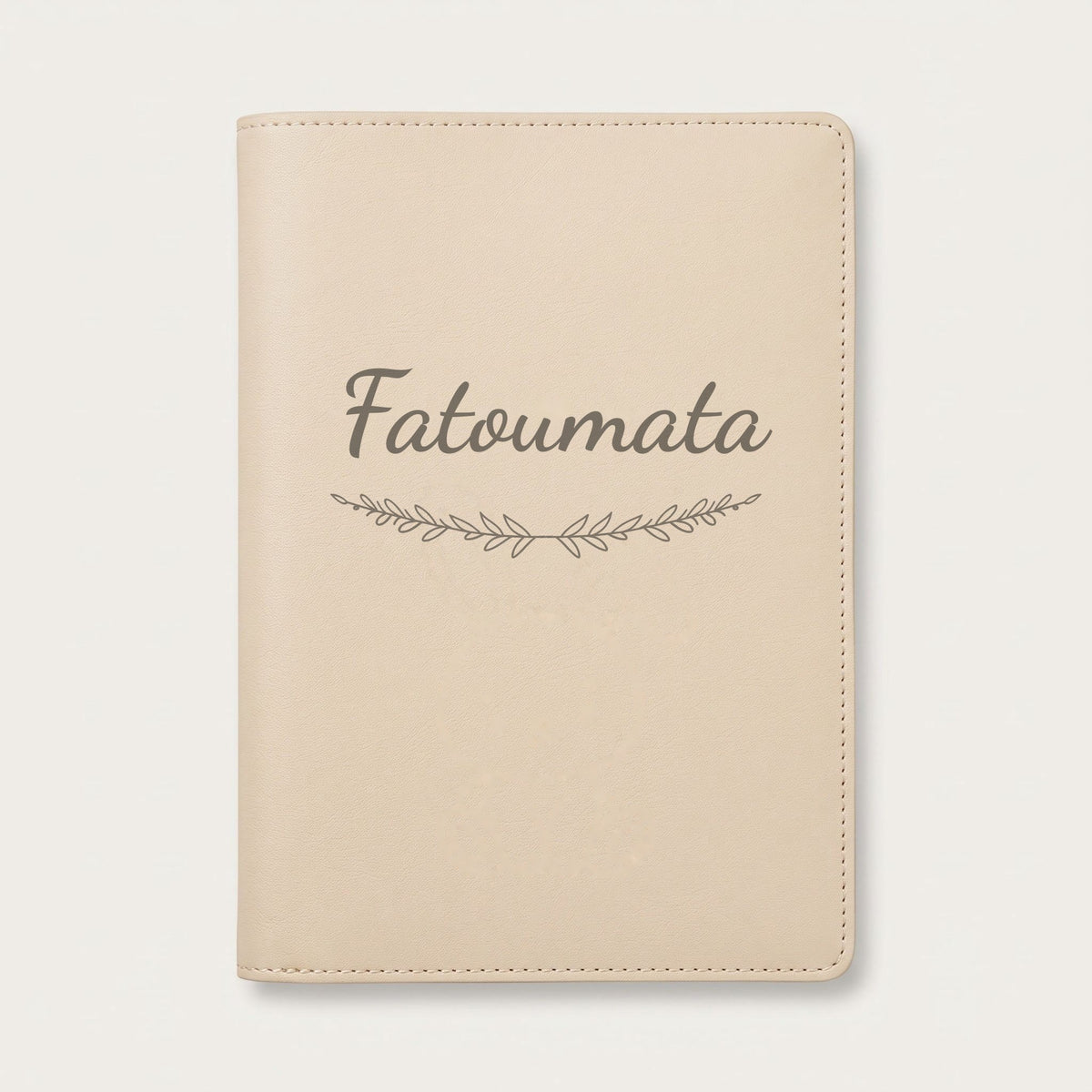Protège carnet de santé personnalisé Fatoumata — Crème vanille — prénom « Fatoumata » gravé, ornement Brindilles