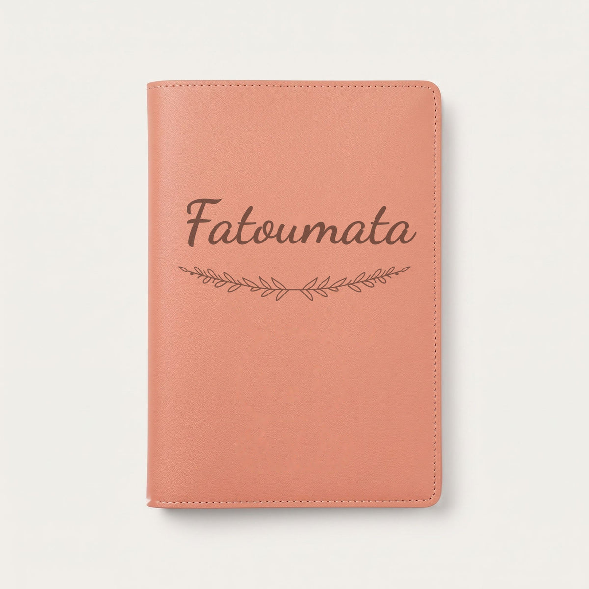 Protège carnet de santé personnalisé Fatoumata — Terracotta — prénom « Fatoumata » gravé, ornement Brindilles