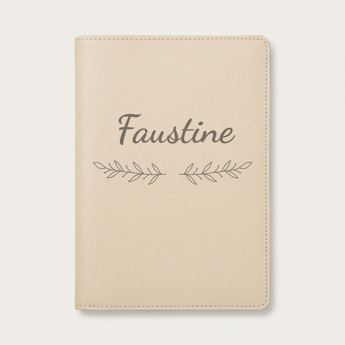 Protège carnet de santé personnalisé Faustine — Crème vanille — prénom « Faustine » gravé, ornement Rameaux