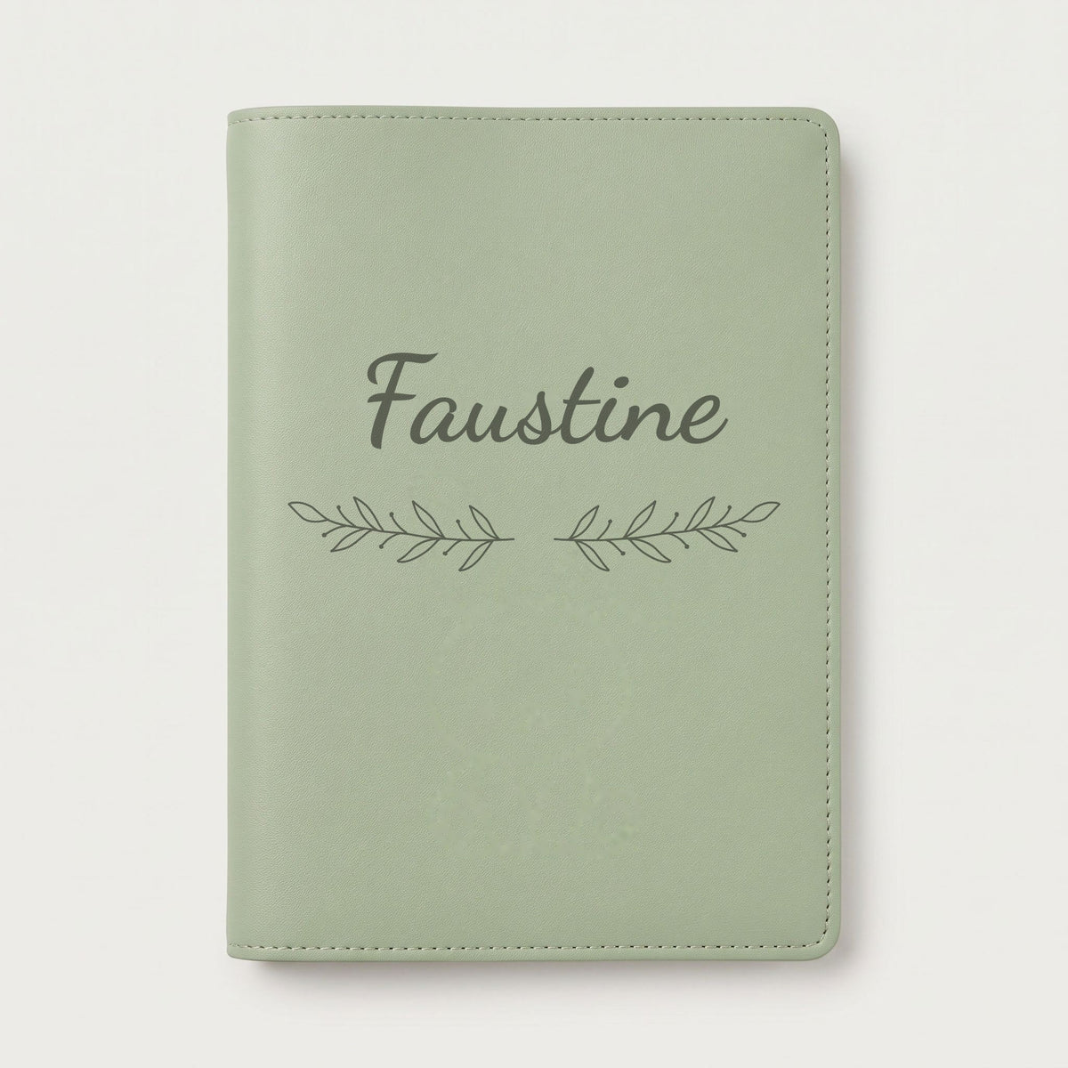 Protège carnet de santé personnalisé Faustine — Vert sauge — prénom « Faustine » gravé, ornement Rameaux