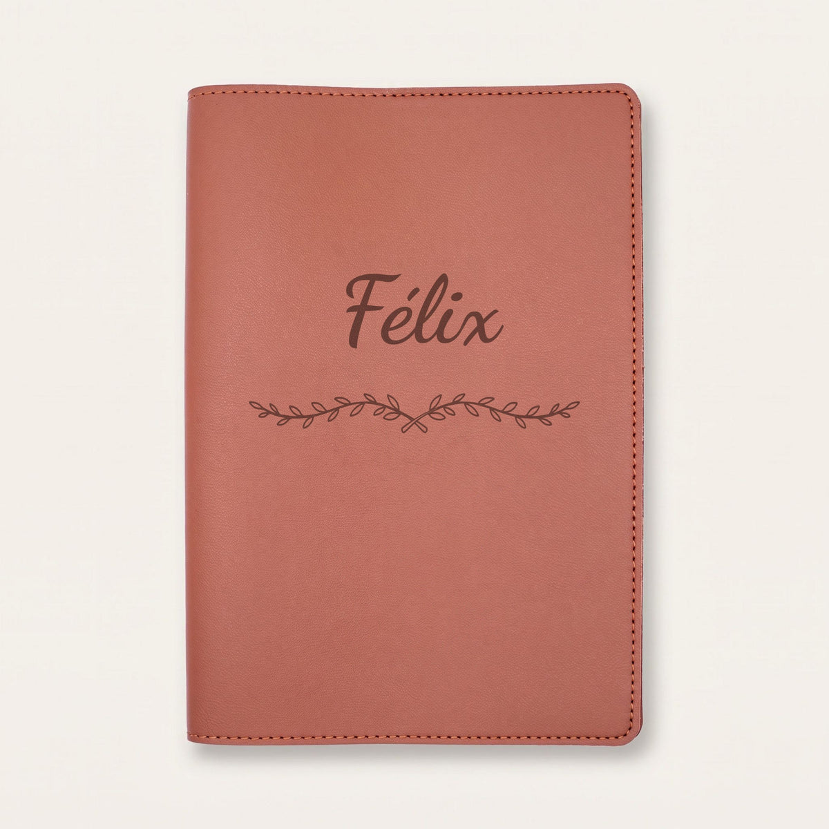Protège carnet de santé personnalisé Félix — Chocolat — prénom « Félix » gravé, ornement Liane