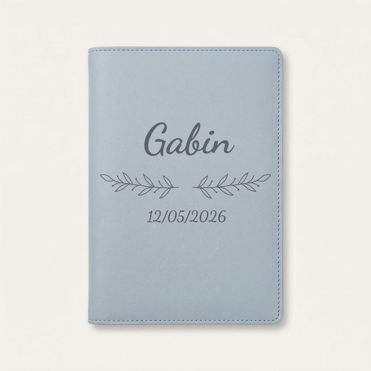 Protège carnet de santé personnalisé Gabin — Bleu nuage — prénom « Gabin », ornement Rameaux et date de naissance « 12/05/2026 » gravés
